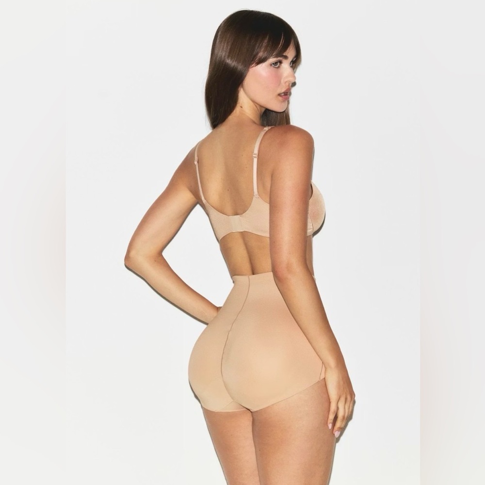 SKIMS Beige Butt Pad Briefs sz Small NWT